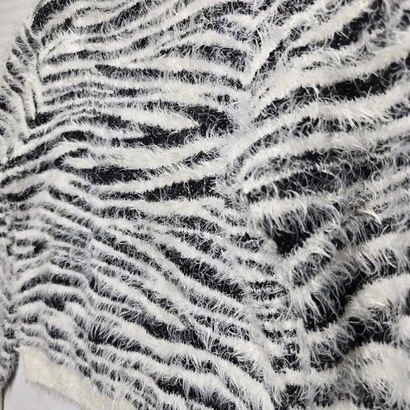 Cozy Striped Women's Cardigan - Picture 9 of 9